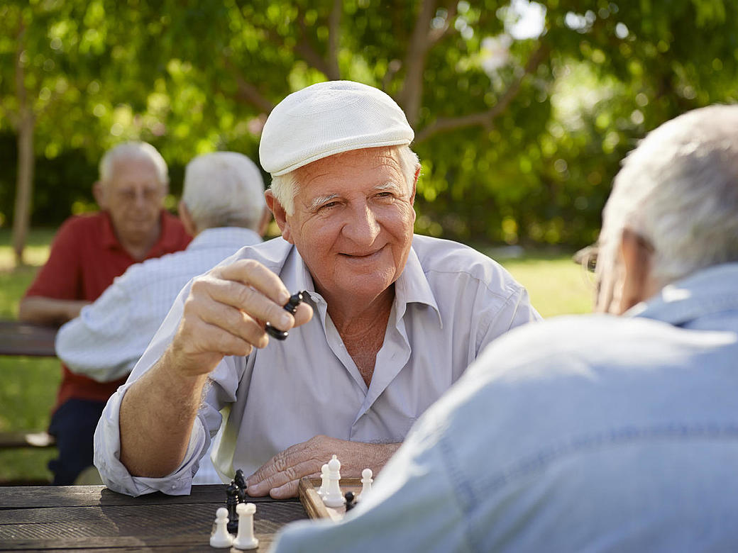 Senioren spielen Schach im Park
